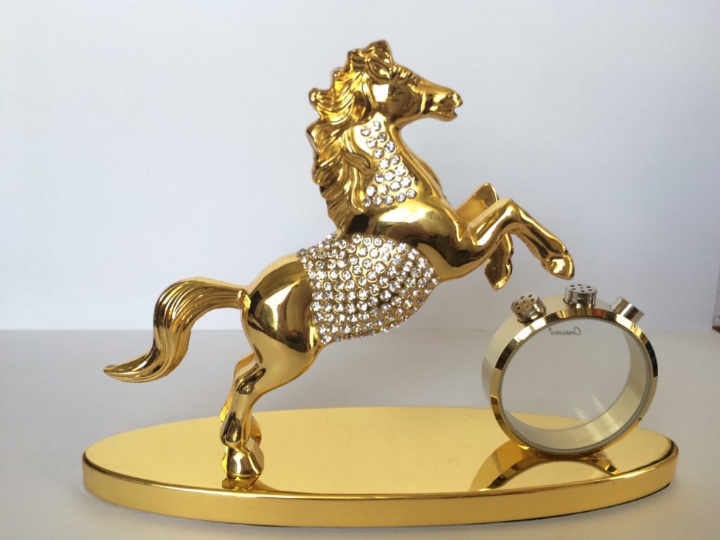 tượng ngựa mạ vàng 